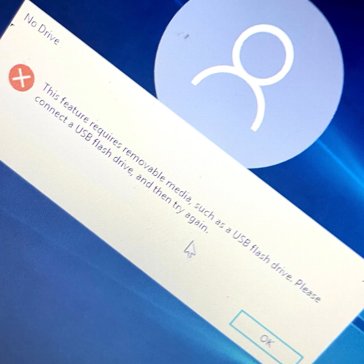 SeriousCaroline's tweet photo. Did anyone else try to play #tech #support with their family this Thanksgiving? Also, can I borrow someone’s flash drive? #nodrive #fail https://t.co/b0HiiPg4YV