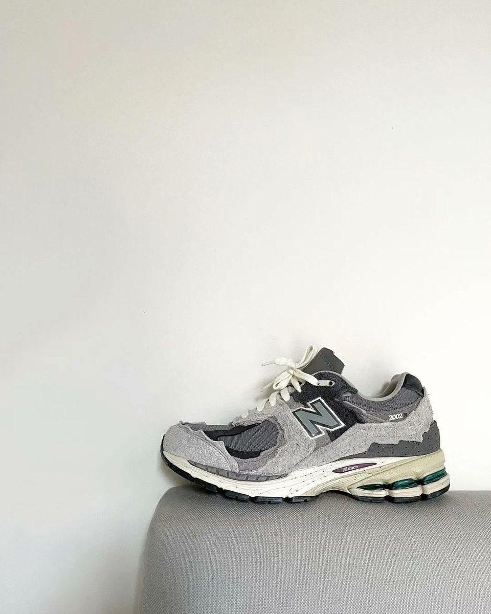 Sneaker News tweet media