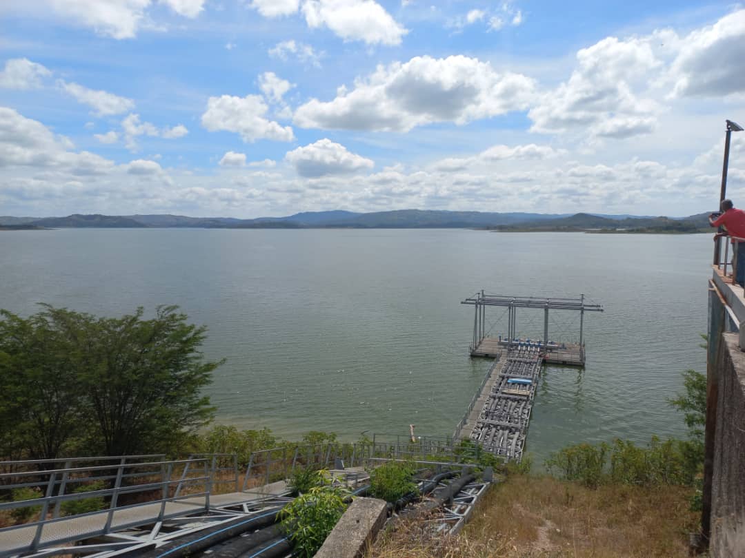 1/2 Siguiendo instrucciones del Ministro <a href="/RMarcoTorres/">Rodolfo Marco Torres</a>, comisión de <a href="/minaguasoficial/">MinAguas</a> en conjunto con <a href="/Inasaoficial/">Industria Nacional del Agua S.A.</a> e <a href="/Hidropaezca/">HIDROPÁEZ</a> ejecutan primera fase del Plan de mejoras en la Planta de Potabilización Zuata: Captación, Relevo e Impulsión.