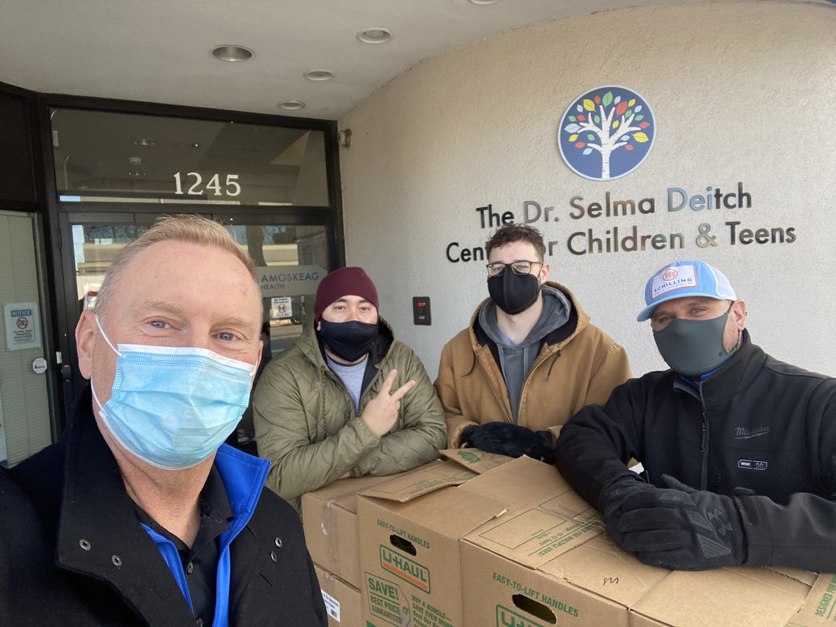 MedicusLLC's tweet photo. Thank you to those who volunteered their time at Amoskeag Health to make care packages for families in the Manchester, NH community. These efforts helped to provide over 312 families with Thanksgiving dinners - over 15,000 pounds of food!! #GiveBack #MedicusCares #ThisIsMedicus https://t.co/qh1QR0e4w2