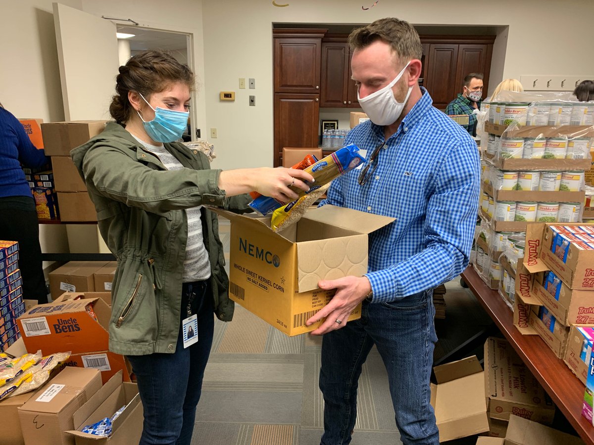 MedicusLLC's tweet photo. Thank you to those who volunteered their time at Amoskeag Health to make care packages for families in the Manchester, NH community. These efforts helped to provide over 312 families with Thanksgiving dinners - over 15,000 pounds of food!! #GiveBack #MedicusCares #ThisIsMedicus https://t.co/qh1QR0e4w2