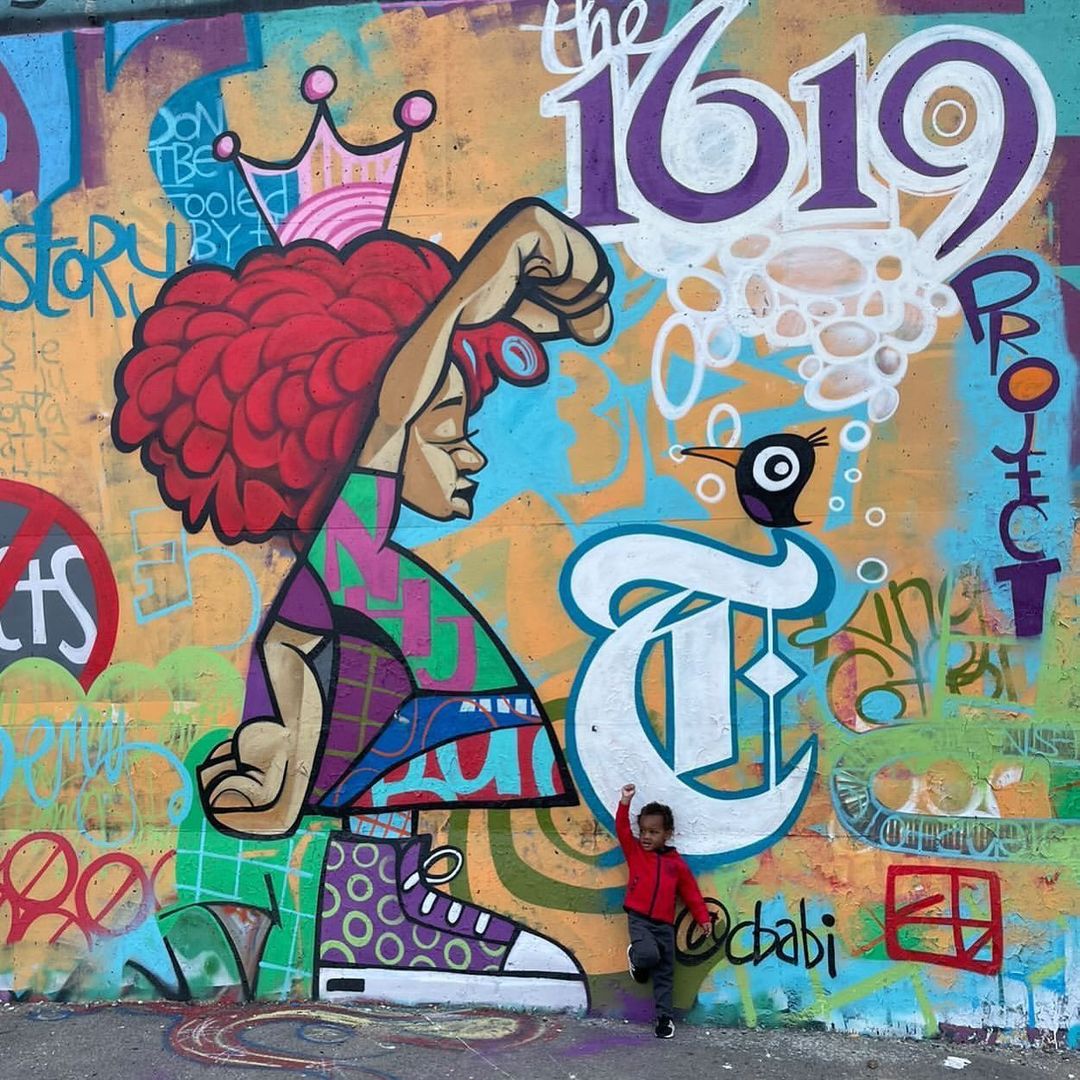 @cbabi
Future @nikolehannahjones 👊🏽🖤❤️
The mural is still untouched 🙏🏽😎
..
..
#nikolehannahjones #1619project #1619 @nytimes #nytimes1619project #nytimes #1619freedomschool