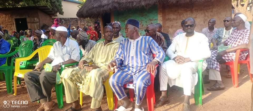 Dans la journée de ce lundi 29 novembre 2021, la famille du vice maire de la Commune urbaine de Kouroussa a organisé une cérémonie de sacrefice et de lecture du Saint Coran en faveur de Mme Madina Camara pour le repos de son âme. Amen ! #Kouroussa #Hamana