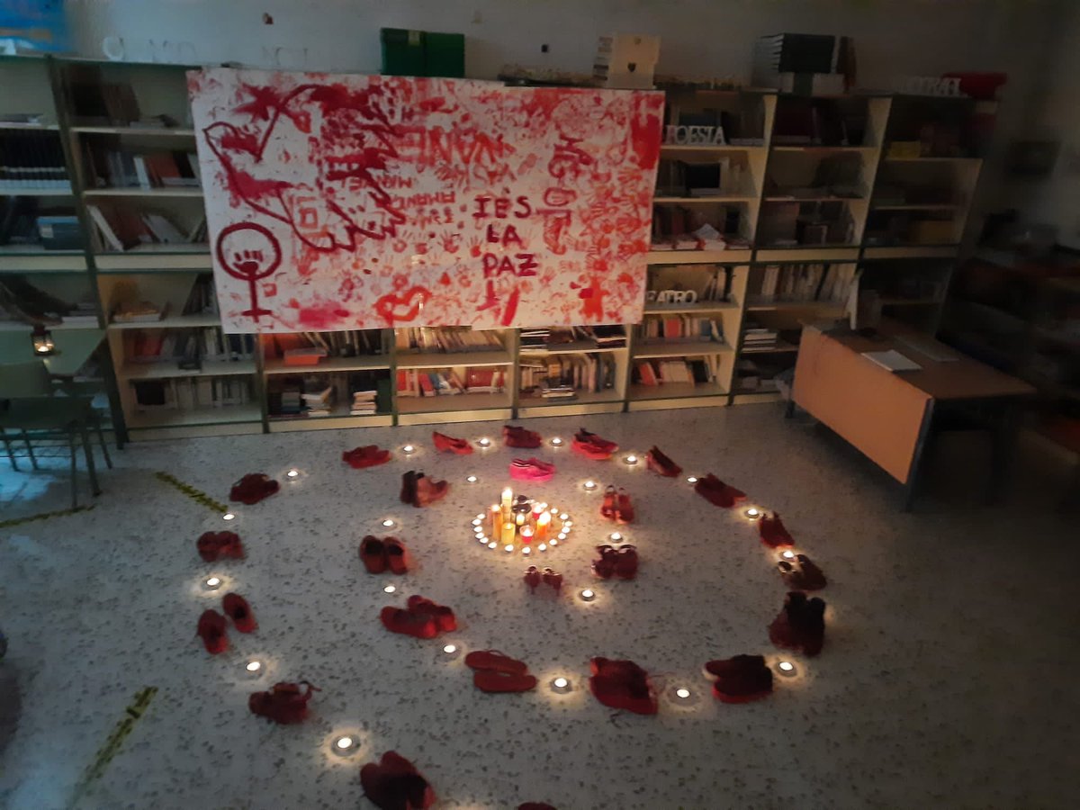 IESLaPazGranada's tweet photo. #25N de 2021 #IESLaPazGranada todavía existe violencia hacia las ♀️ Hemos realizado la exposición #ZapatosRojos basada en la obra de #ElianaChauvet Este es el vídeo que recoge lo dinamizado por #MujeresenZonadeConflicto 🖤💜🖤#Pactoestado #Coeducación  ▶️https://t.co/3ITj5VvGSn https://t.co/td7yL0zX70