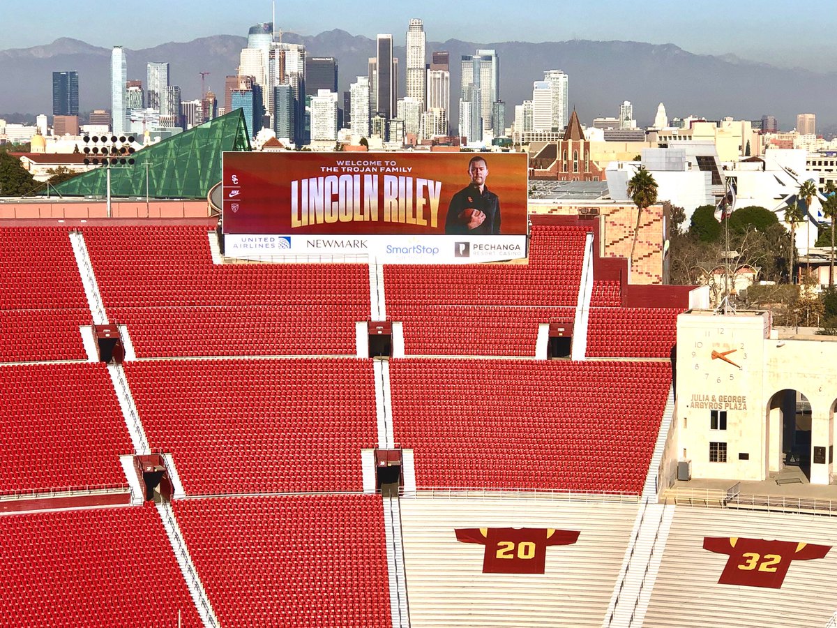 BruceFeldmanCFB's tweet photo. Quite a setting for Lincoln Riley’s debut press conference at USC. Big day for the Trojans—and the Pac-12. https://t.co/6nCF25cfEV