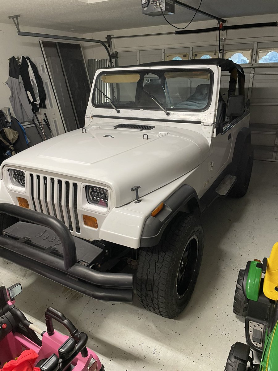 ShaneBurnison's tweet photo. We re officially Flordians!   Flip flops and jeeps all winter! @mrsburnison https://t.co/nyxoiHIcVW