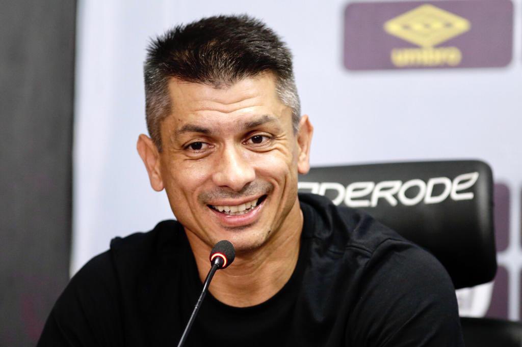 goleada_info's tweet photo. Gustavo Florentín, técnico do Sport, em coletiva: 

“É uma pena que Renato Gaúcho não vai estar jogando contra nós, porque ele não tem ética. Queria tê-lo frente a frente para olha-lo na cara. Sinto muito porque queria olha-lo na cara como homem.”

📸: Sport e Flamengo https://t.co/vAQ7GsUJAv
