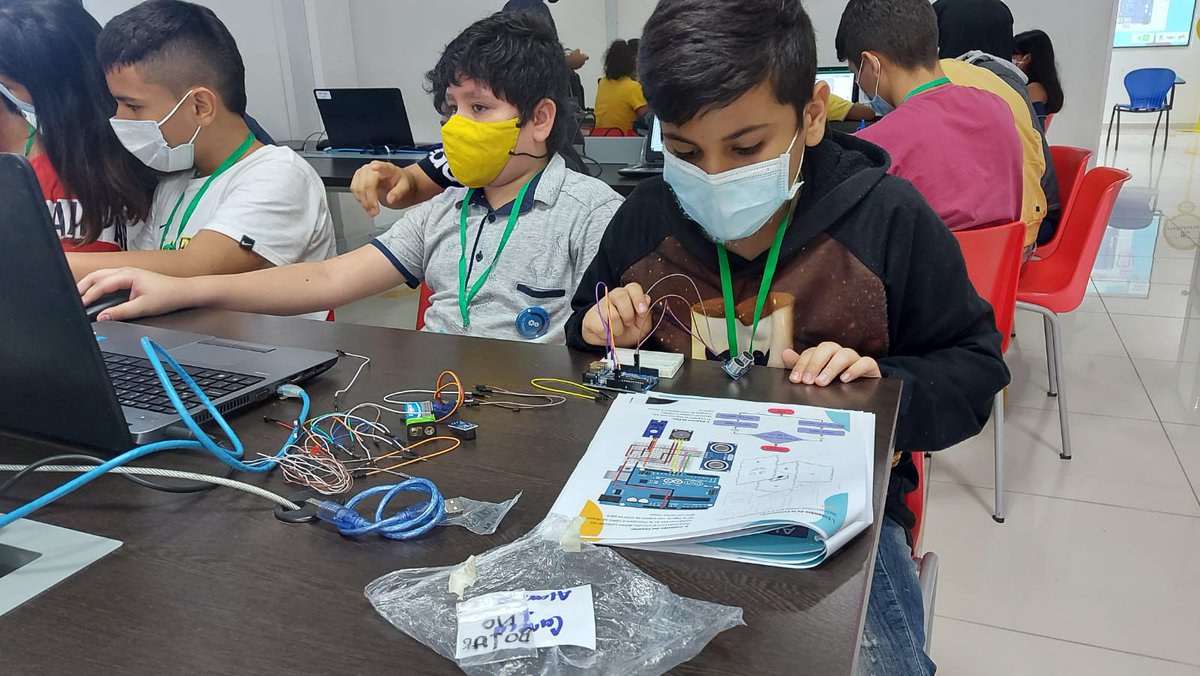 OficinaTICBGA's tweet image. ¡Nuestros niños están programando desde los #PuntosDigitales! 
A través de #ArduinoBlocks nuestros niños, niñas y adolescentes se sumergen en la mundo de la robótica y la programación. En BGA #CiudadInteligente seguimos desarrollando capacidades del pensamiento computacional.