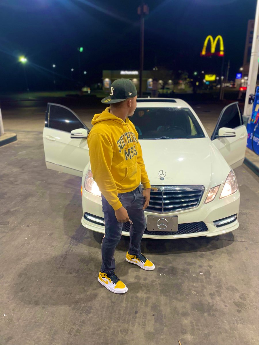 VontaeGer's tweet photo. Being humble is heart felt I can’t settle 💉 never had too compete with no nigga cus I already won first place medal🥇🕸 https://t.co/g1o11BSKwk