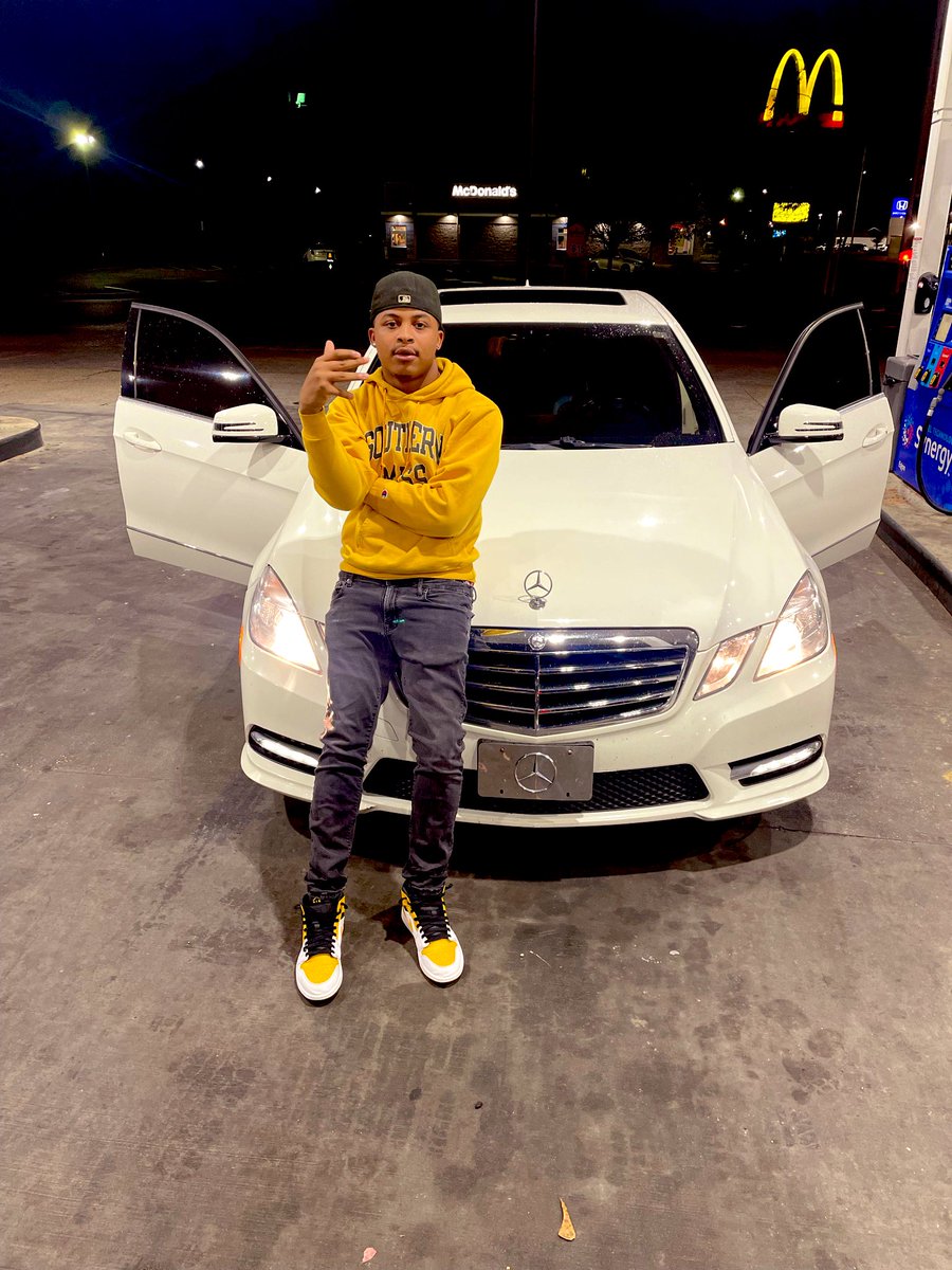 VontaeGer's tweet photo. Being humble is heart felt I can’t settle 💉 never had too compete with no nigga cus I already won first place medal🥇🕸 https://t.co/g1o11BSKwk