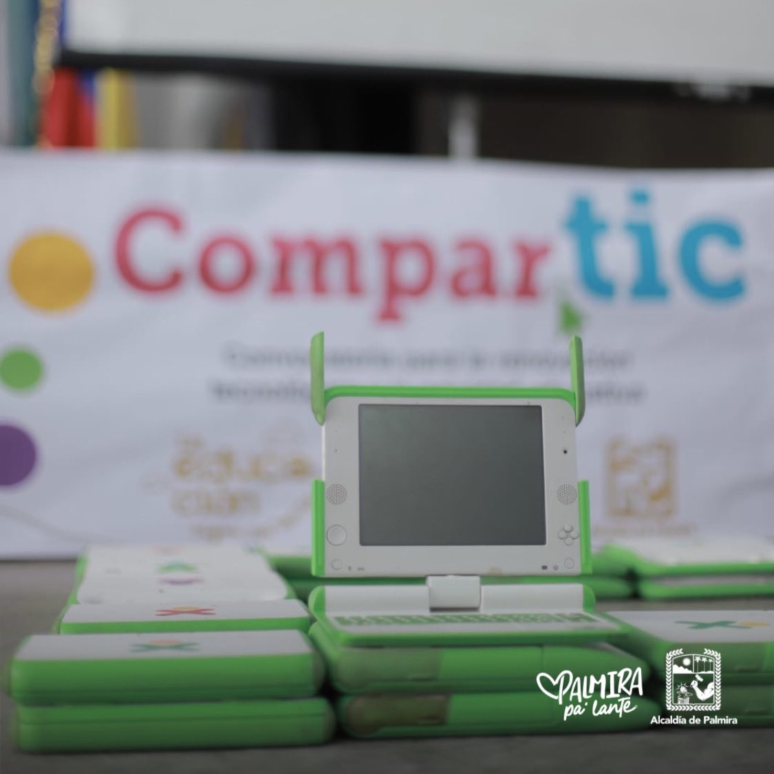 AlcaldiaPalmira's tweet photo. Así vivimos la premiación del concurso #Compartic en el que el primer lugar se lo llevó la I.E. Mercedes Ábrego con 457 unidades recolectadas, por lo tanto, se ganó 25 computadores portátiles nuevos entregados por la Administración Municipal. https://t.co/r5YkA8NyLm