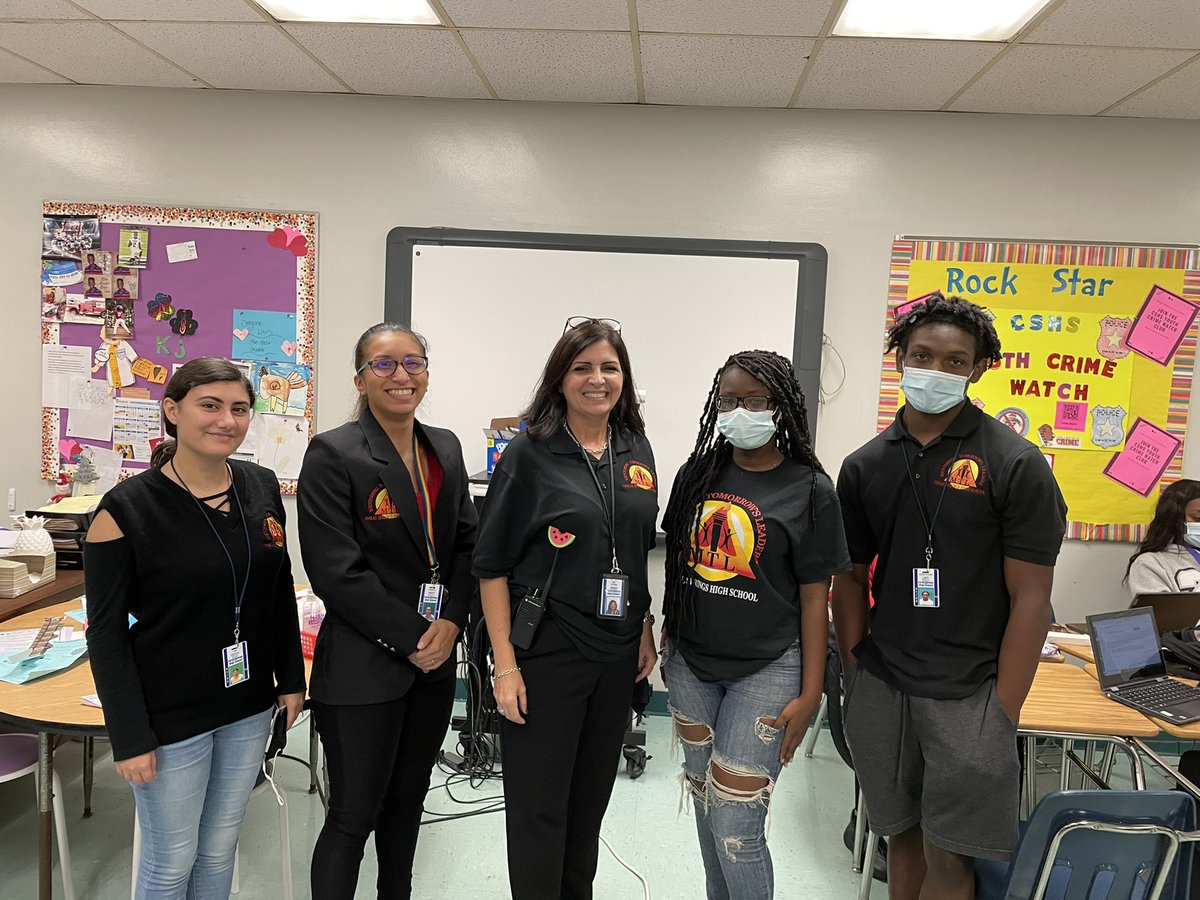 principalCSHS's tweet photo. Loved spending some time in Ms. Jones’s English IV Honors class today where I met some of our MTL mentors! Colts helping Colts! That’s what it’s all about! #ColtsUnited! Everybody, Everywhere, Every Day in Every Way! @ColtConnection @CshsMtl @MTLBCPS1 https://t.co/875n6DrRZ4