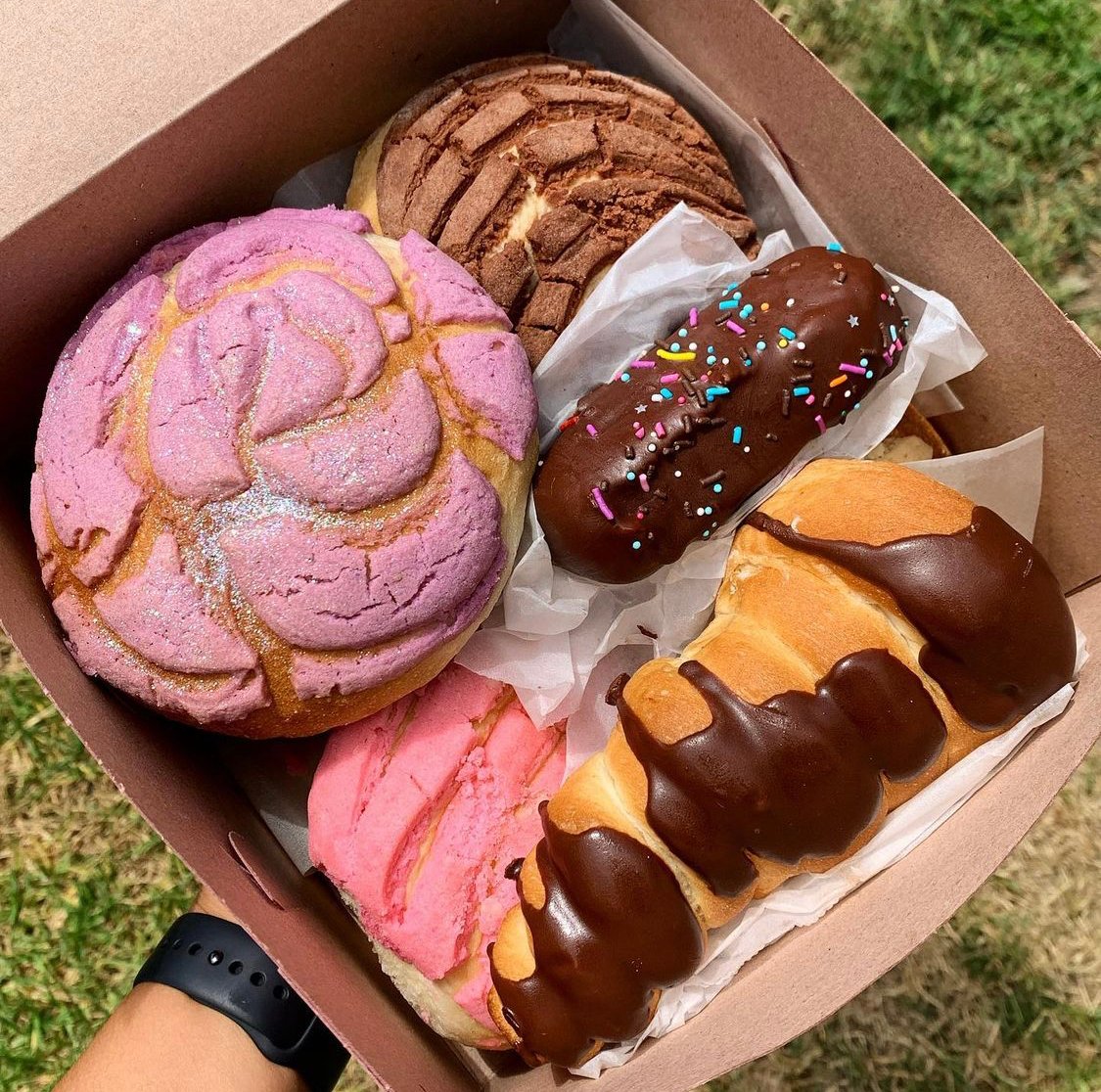 vedgecousa's tweet photo. TAG A FRIEND who loves conchas...

and conos, gansitos, and besos!
Soy Concha Bakery in Santa Ana, California has them all!

💯 vegan and delicious 😋

📸 @sisoyvegan 
📍Santa Ana, CA

#veganconchas #veganpanaderia #veganbakery #veganpastries https://t.co/JbueDj2S17