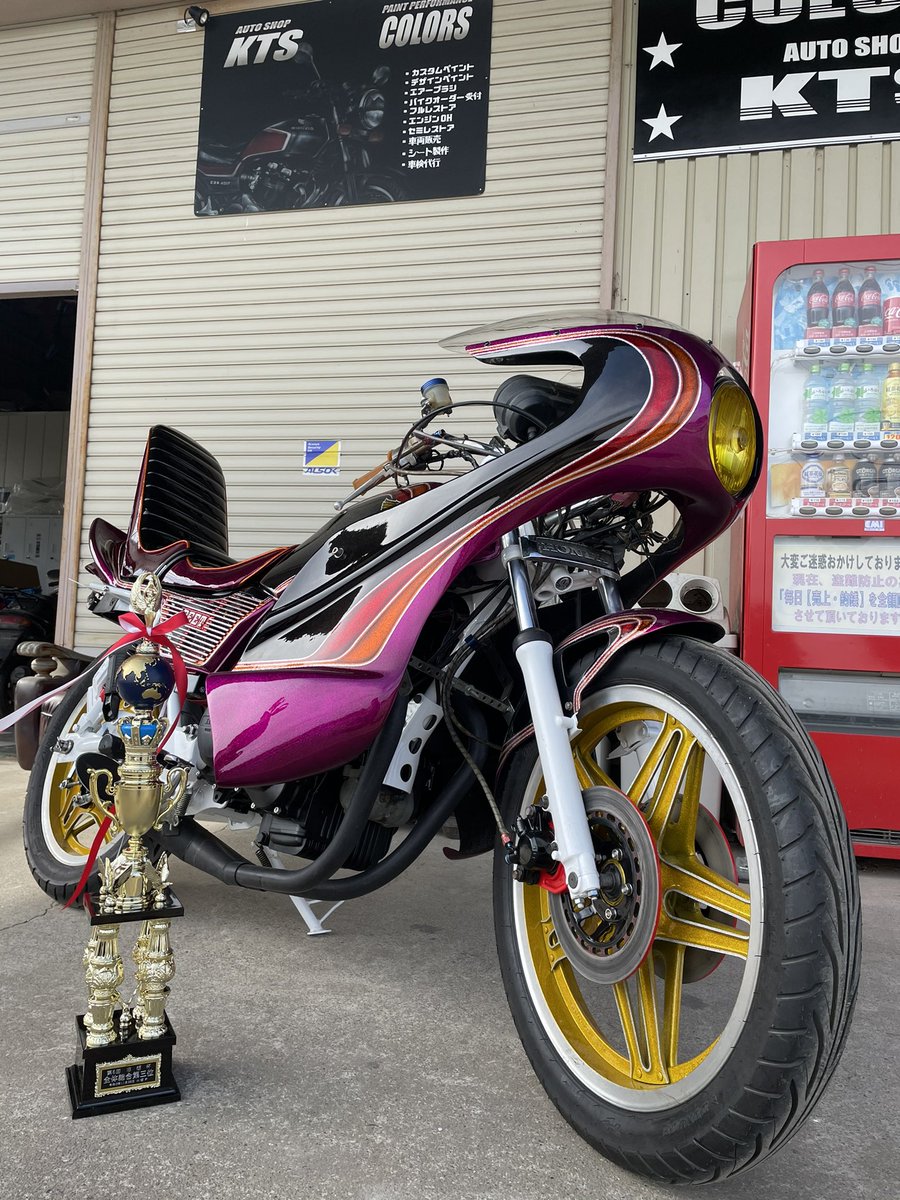 Works28555755's tweet photo. 旧栃にてトロフィーいただきました🏆
総合3位‼︎ありがたき幸せ！
オーナー様も喜んでいました！
バブですねやっぱり☺️
旧栃参加された方お疲れ様でした！
#カラーズ
#KTS
#EM
#レストア
#デモカー
#旧栃
#ないと
#ホーク丸
#旧栃杯総合3位
#コール大会なんで出なかったんだ https://t.co/6dFiGi2dUF