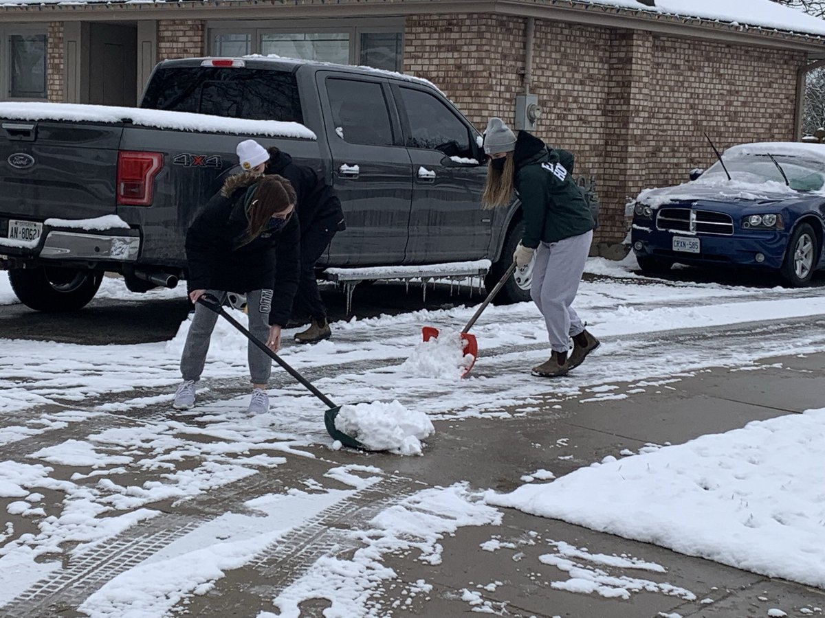 JeffDeProsperis's tweet photo. #RecFitLead @SJCEagles today went for shovel-hike today through the #HendersonNeighbourhood — not a lot of snow to clean … but good practice for the future! https://t.co/mpsVNV2zgv