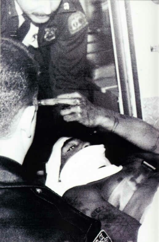 📆 27 ans plus tôt, Tupac était la victime d’un tentative d’assassinat en se rendant au studio Quad a New York

Le rappeur recevra 5 balles qui toucheront sa tête, sa jambe ainsi que sa main. 

Il survivra miraculeusement et donnera naissance à cette photo légendaire.