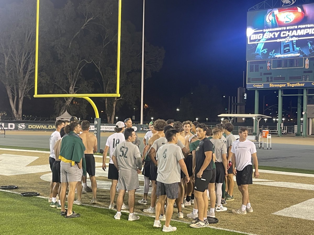 SacStBaseball's tweet photo. Our 1% Better Challenge is underway tonight! We are thankful for the work Coach Tristan has done with our guys in the weight room this fall!
#Wintheweightroom
#stingersup https://t.co/vl4Ivy5N76