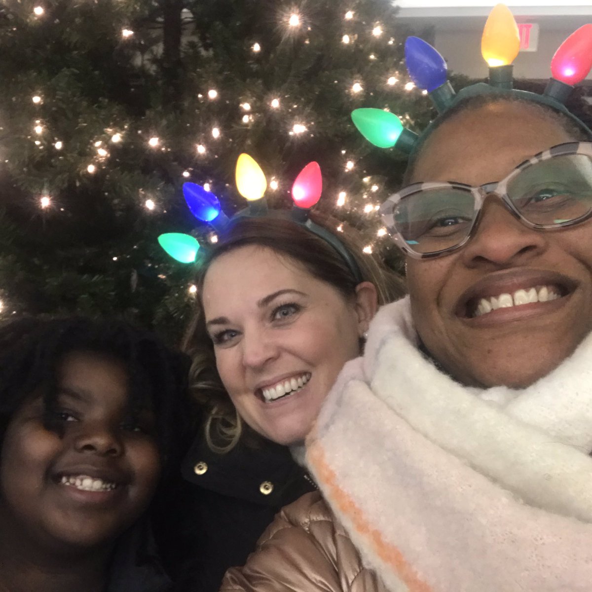 Luvmydragons's tweet photo. Enjoying our Annual Tree Lighting Ceremony with Santa!🎄🎅@ShaunaHemler @Luvmydragons @ClintondaleCares https://t.co/SLWVOqjTSz