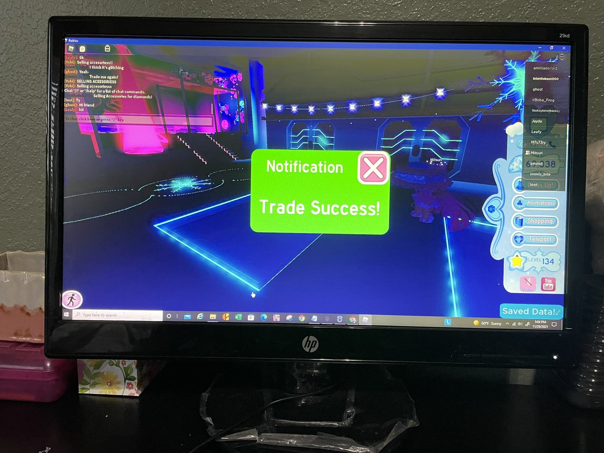 Sarenaxoxo01's tweet photo. @_itsxmoon scams, this is the proof I got she scammed me out of 6k robux in total adding the halo and 5k limited , bitch so poor she scans, well guess what say bye bye to your mutuals and followers bc I know all of them https://t.co/hSl4dDWxQq