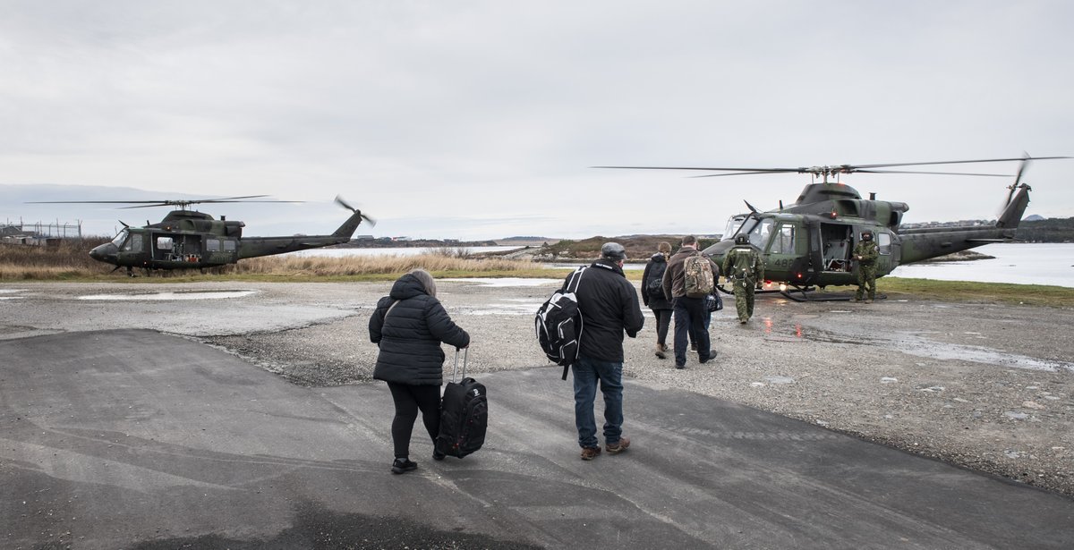 OperationsArc's tweet photo. Les mécaniciens de bord sont des membres importants des équipages d’hélicoptère de l'@ARC_RCAF et ont tous reçu des formations techniques différentes dans l'ARC. Ici, le Méc B fait l’inspection prévol avant un vol d’évacuation à l’appui de l’#OPLENTUS à T.-N #MardiTech @JTFA_FOIA https://t.co/ppbsyoMgYS