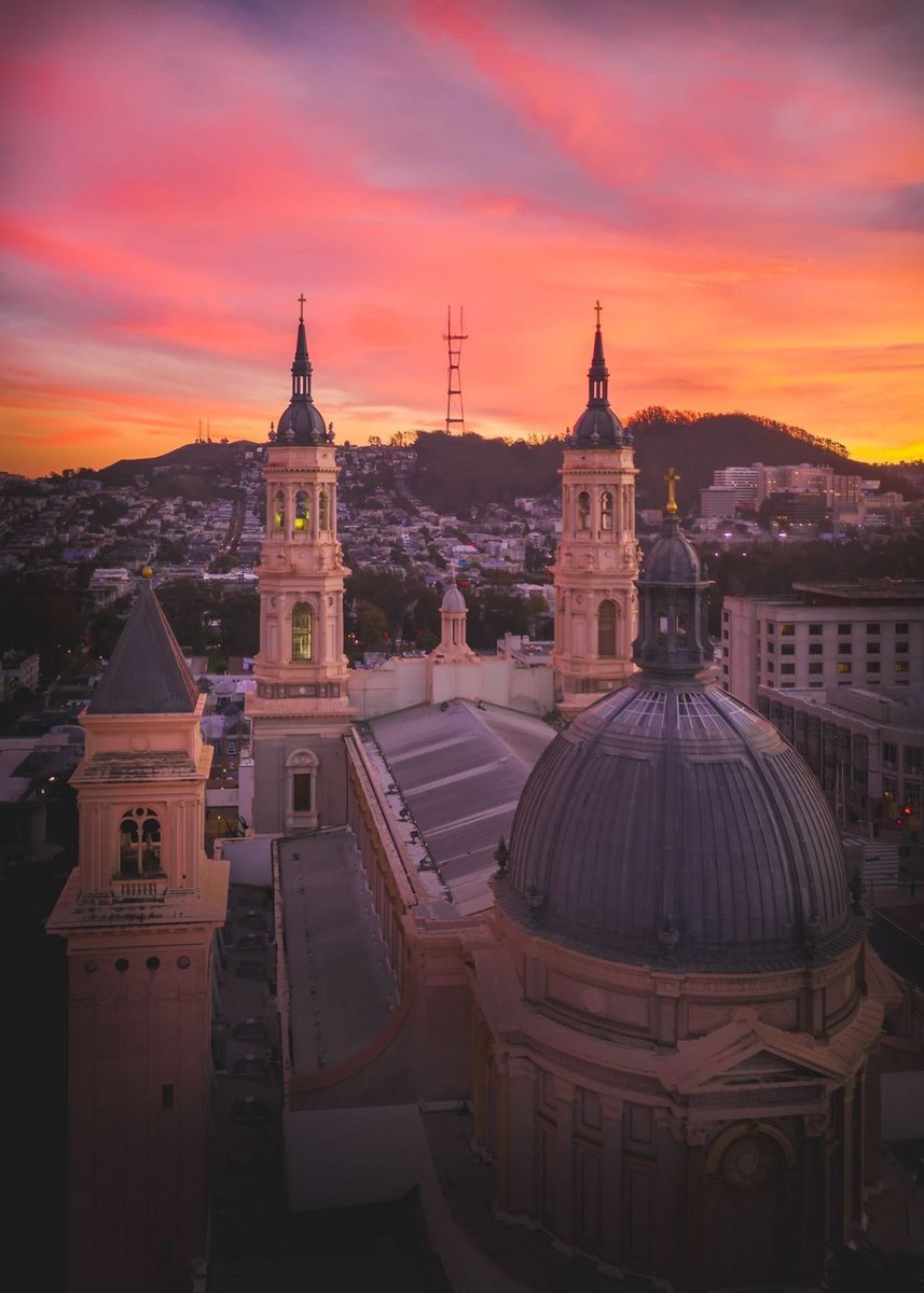 usfca's tweet photo. Watercolor skies over the Hilltop 🎨🌇

📷: Taken over Thanksgiving weekend by Ken Goden (https://t.co/xgGALpSfpH) https://t.co/Uus7KR3OQR