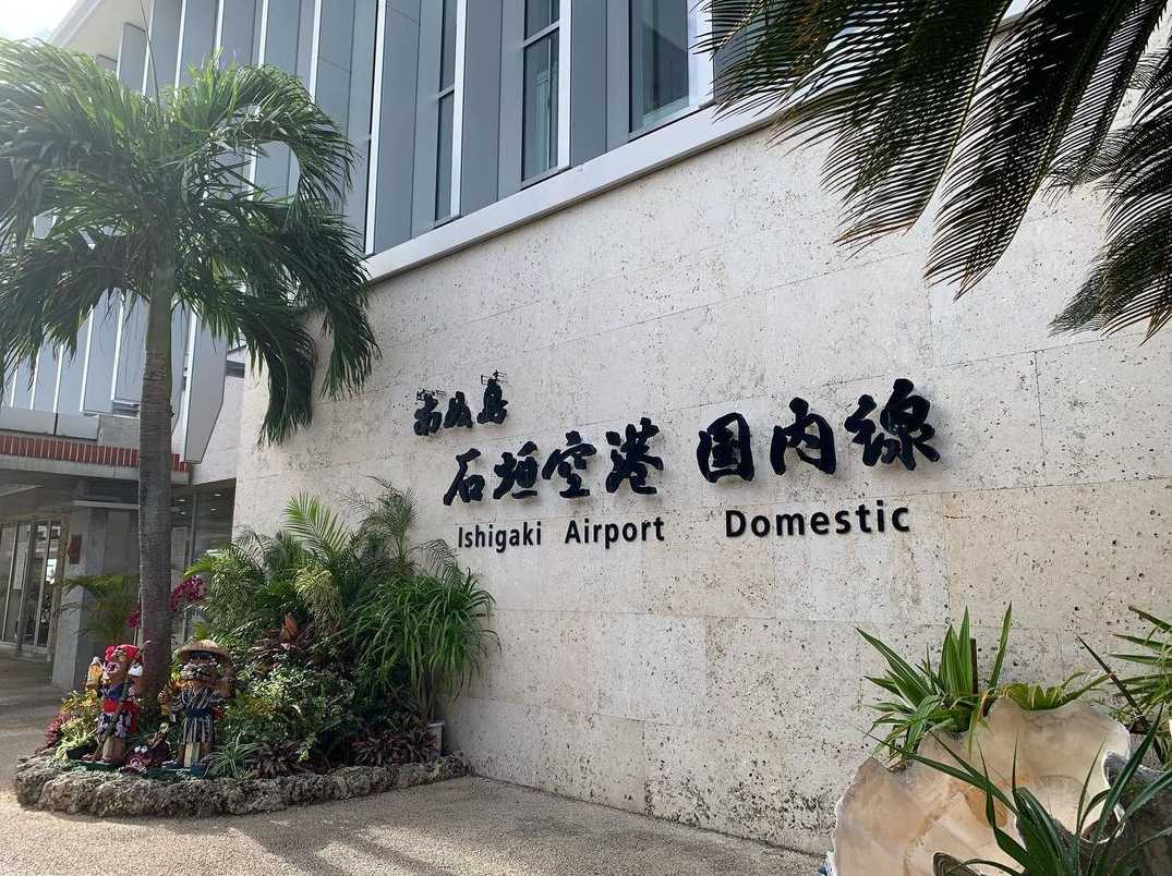 ,
石垣1日目🏝✨
,
川平湾まで40分くらい路線バスに揺られてやっとついたらもう夕方だった😂
,
グラスボード乗って浜でゆったりしてたらレストランとかカフェがみんな閉まって真っ暗な中で1時間くらいバ��