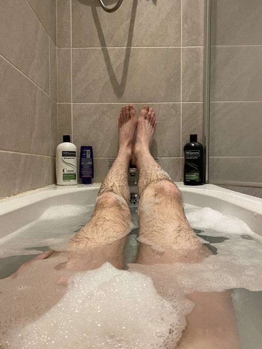Late night bath! ? Who’s coming to wash my back? https://t.co/dXcY9JRjFU