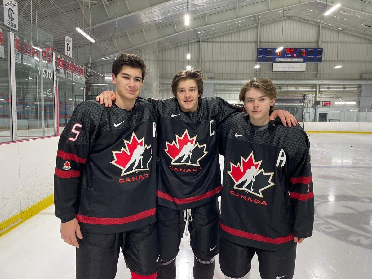 elitesjonquiere's tweet photo. Félicitations à notre ancien joueur Vincent Collard qui a été nommé assistant-capitaine de l’équipe 🇨🇦⚫️ au Défi de la capitale ! 

En deux matchs, Vincent a récolté un but et une passe. 

Sur la photo dans l'ordre : Vincent Collard, 1er à gauche
(Courtoisie Hockey Canada) https://t.co/zbuEXG4x8V