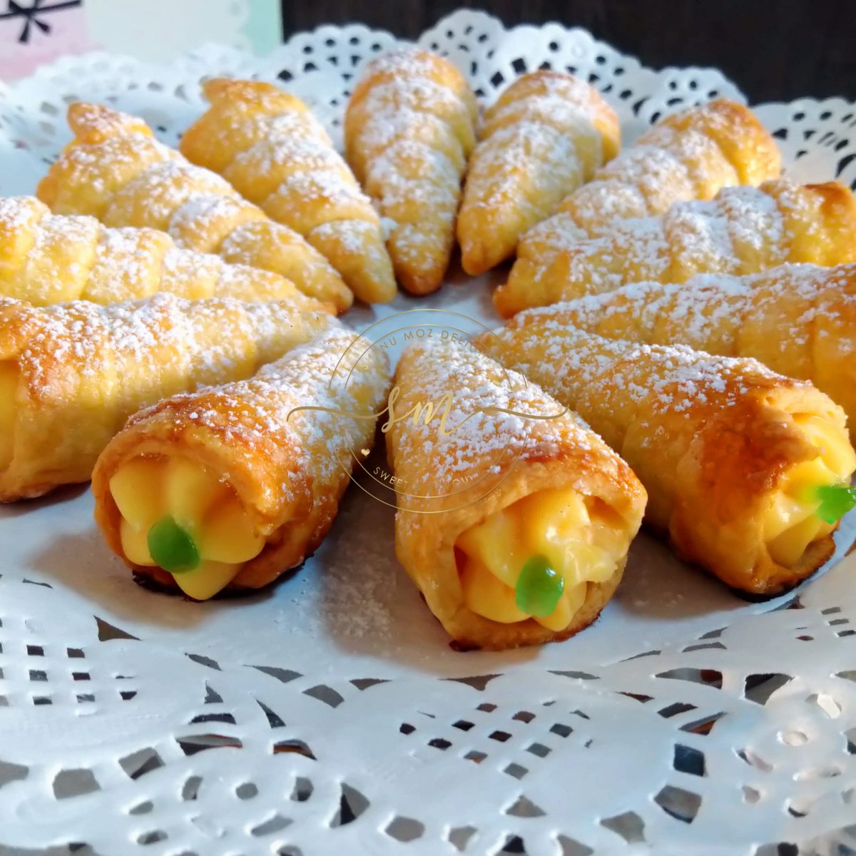 ShenuYussuf77's tweet photo. Custard Horns 😋😋
Desserts are the fairytales in the kitchen 💕
#likeforlike #l4l #tbt #like4like #followme #cute #picoftheday #fvbv #follow4follow #love #instalike #instagood #lfl #followforfollow #photooftheday #instadaily #instalikesandfollowers4u #baking #Food https://t.co/jTyolGOwXu
