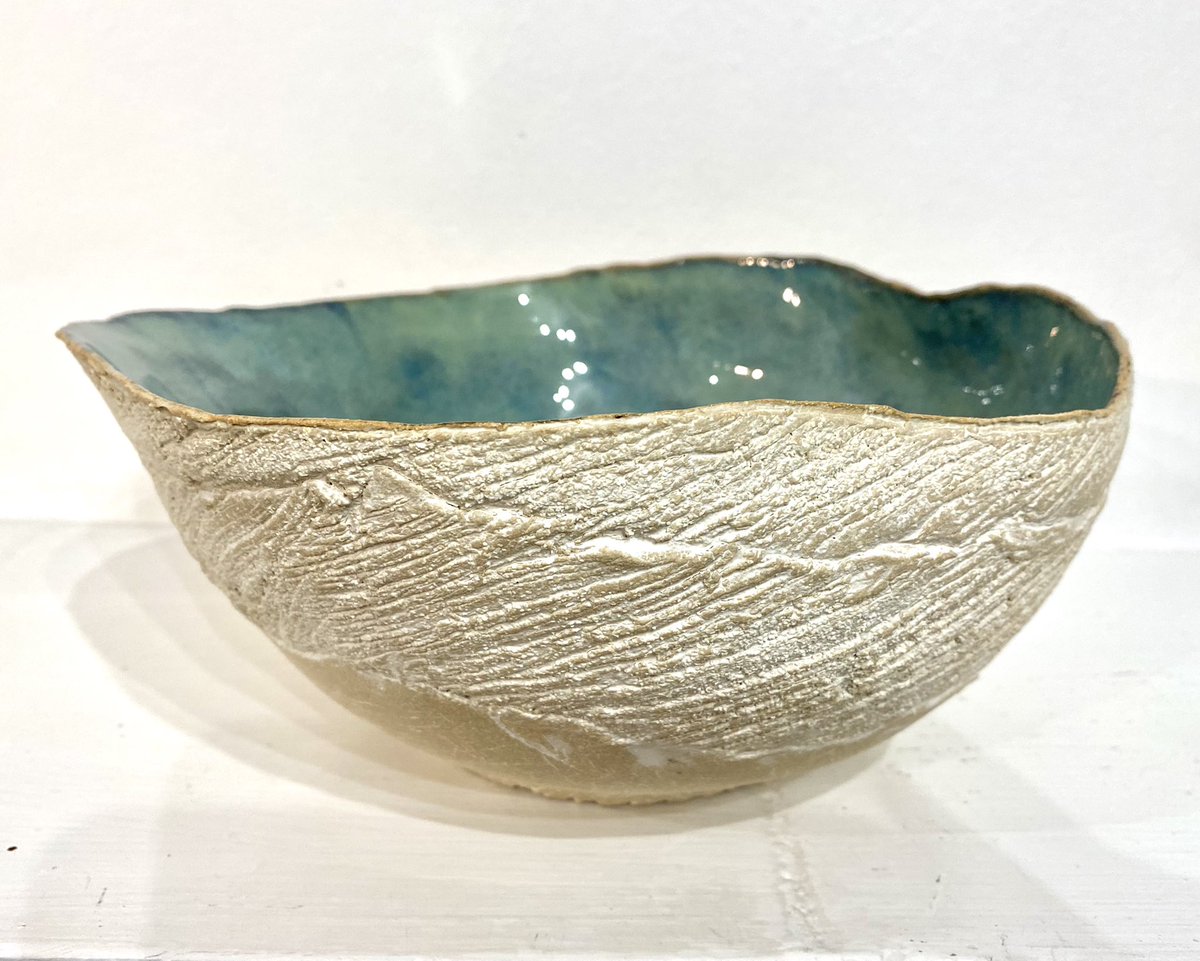 FayeMayo's tweet photo. This bowl is a bit different to my usual “billowing” pieces, with their frayed edges. It’s quite simplistic, but I like the way a different edge gives a different feel … calmer perhaps￼!? #Edge #winds #form #ceramics https://t.co/TkNt5GZgS8