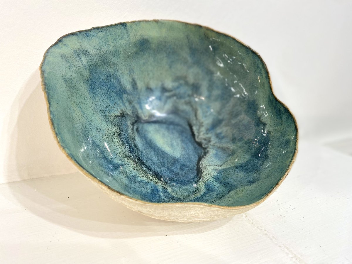 FayeMayo's tweet photo. This bowl is a bit different to my usual “billowing” pieces, with their frayed edges. It’s quite simplistic, but I like the way a different edge gives a different feel … calmer perhaps￼!? #Edge #winds #form #ceramics https://t.co/TkNt5GZgS8