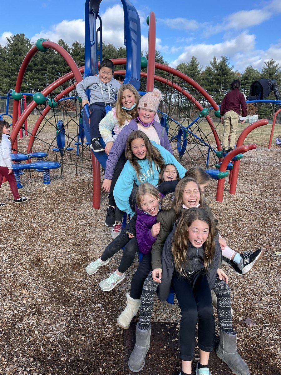 mrsdifonso's tweet image. Oh, the joys of childhood.❤️ #WeAreBES #recesstime #letthemlaugh