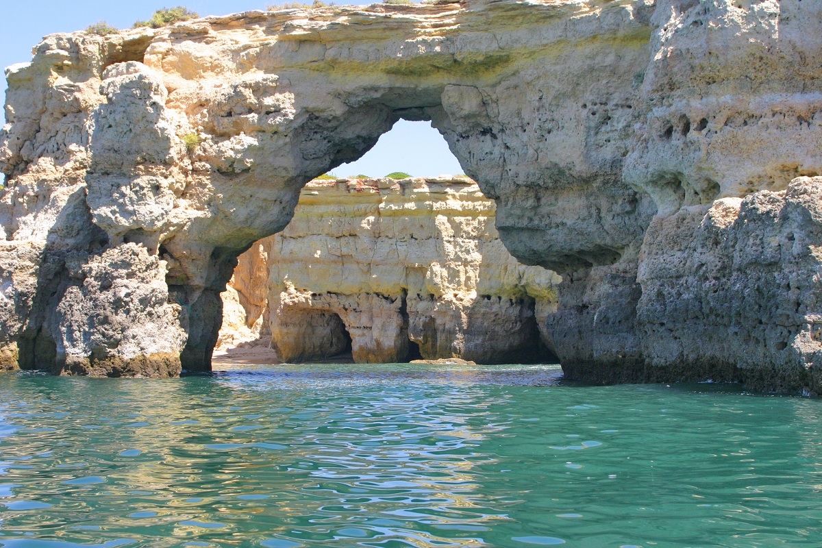Lugarnia_'s tweet photo. El Algarve es la región más meridional de Portugal. Es uno de los destinos portugueses más famosos pues recibe alrededor de nueve millones de turistas extranjeros al año, lo que lo convierte en la provincia más visitada del país.  #Algarve #destinos

https://t.co/XKgvKR0a3e https://t.co/bbAHfvpRp4
