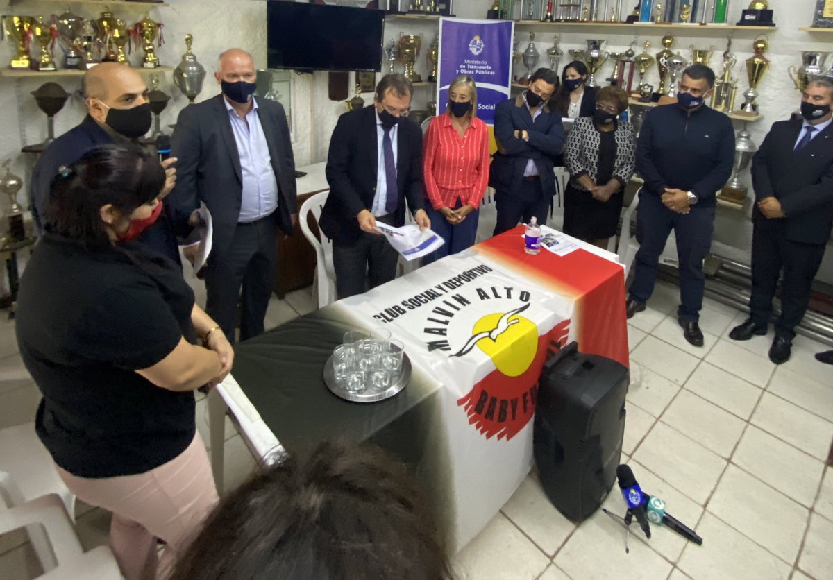 gloriasaravista's tweet photo. Saludamos a la comisión Directiva del Club. Social y Deportivo Malvín Alto y a nuestro compañero César Raimondo quien presentó y llevó adelante la iniciativa que hoy se concreta con la firma del Convenio @mtopuy - CSYDMA https://t.co/EfgH6gtD0k