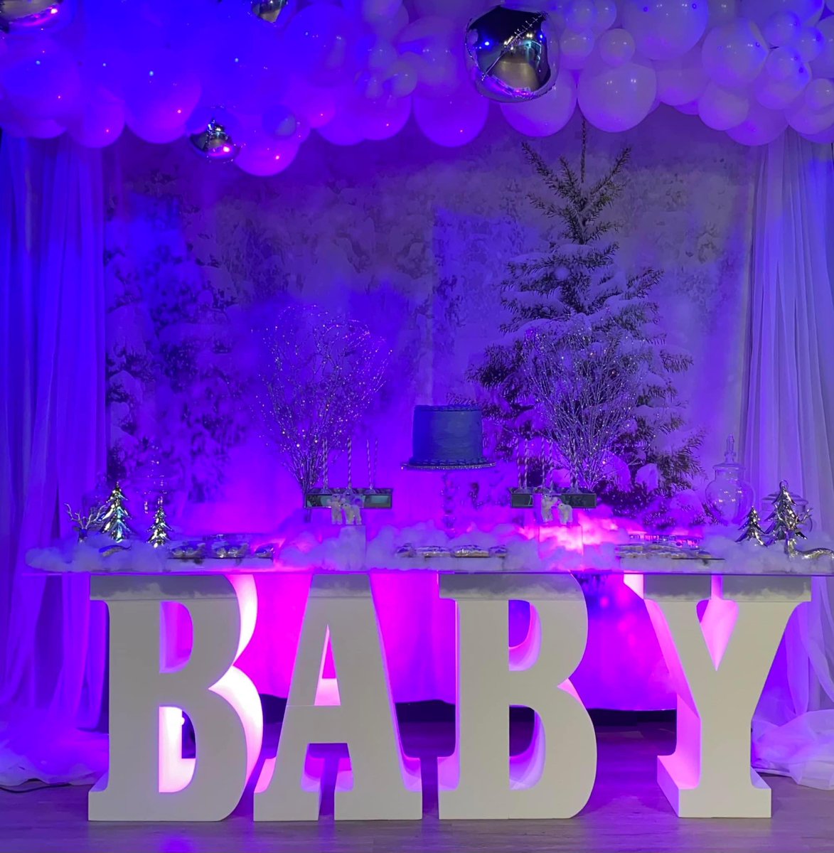 taebaebojangles's tweet photo. My baby shower was a success ❄️❄️ #Winterwonderland https://t.co/hZOHBvF4BB