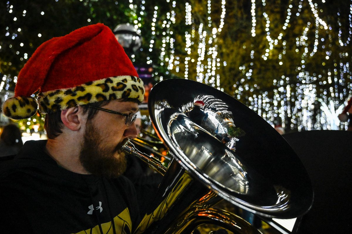 HardingU's tweet photo. Join us live now on the front lawn for the annual campus lighting ceremony! We will be counting down at 6 p.m. Watch now: https://t.co/108E65nat7. #HardingLights https://t.co/VXVGZ660sA
