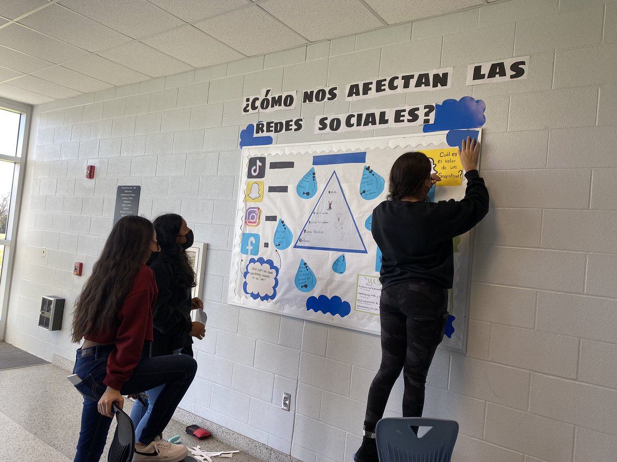 sraperez_MLCHS's tweet photo. #APSpanish put their learning to good use by utilizing our bulletin board to teach other students about the #risks of abusing #socialmedia. We are #globalcitizens, #effectivecommunicators, and #responsiblecollaborators.
We are @MLCTitanNation. https://t.co/sfDxvYgJQL