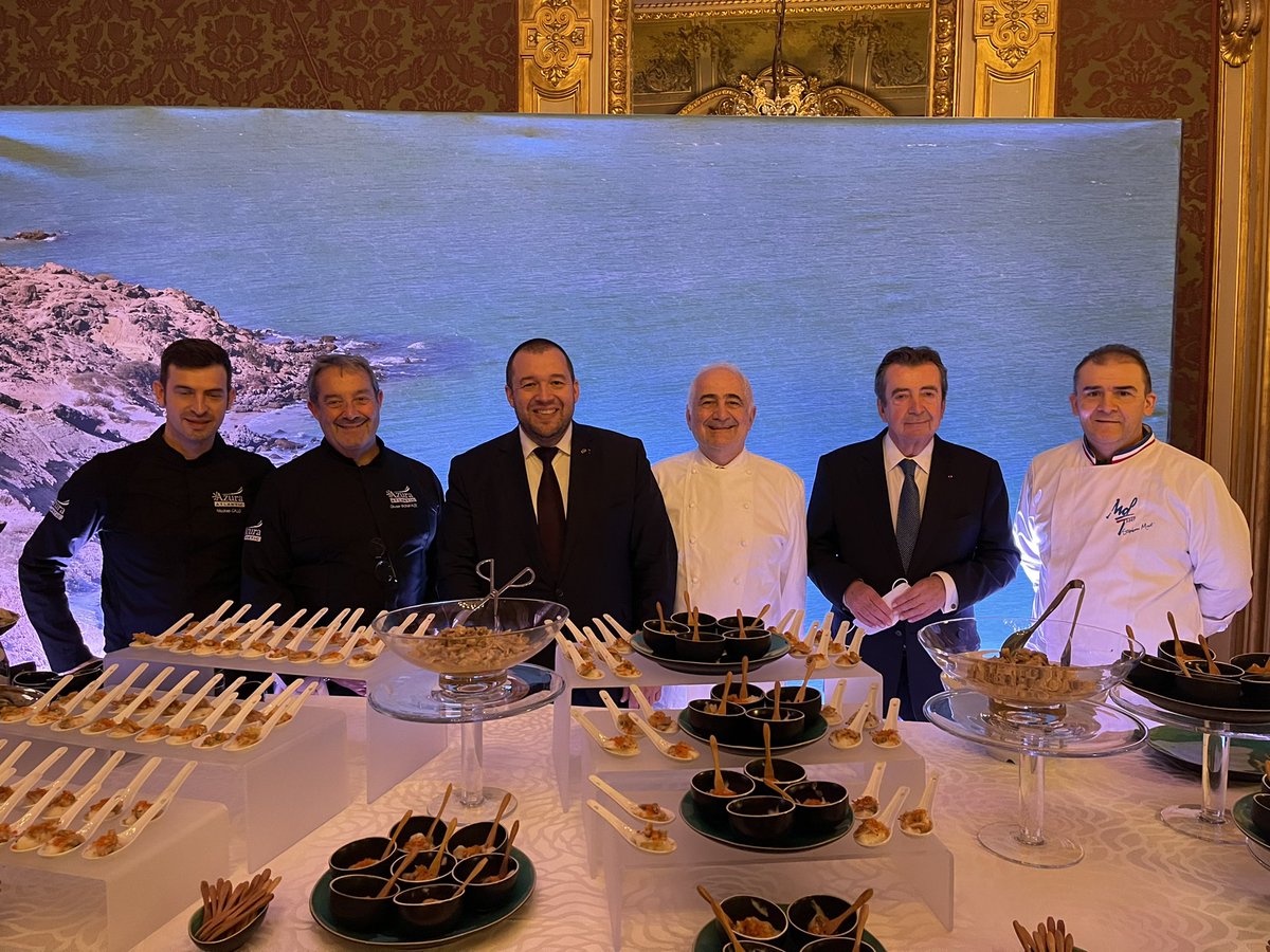 AzuraAtlantic's tweet photo. Ce soir c’était le grand événement culinaire de l’année avec la nouvelle édition de @LaListe1000 👨‍🍳 Très heureux de pouvoir recevoir sur notre espace de dégustation le Chef @guysavoy entouré de @ggomez_chef 🇫🇷, du MOF #StephaneMinot et de son Excellence #philippefaure https://t.co/WpjtZh68Pf