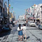 見ていると癒される。1962年千歳。この時代の町並みの色合いがいい。