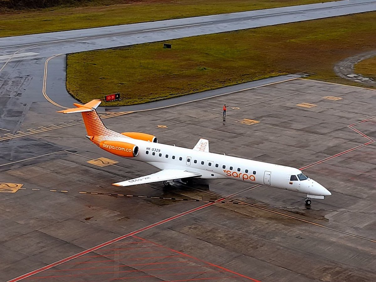 AeropuertoUIB's tweet photo. ¡Visitas especiales! Esta Embraer de @SARPA_AEROLINEA llegó a nuestro Aeropuerto para movilizar hasta Popayán los sueños de algunos representantes de los @juegosintercol. A todos los niños y jóvenes de #IntercolegiadosNacionales, ¡muchos éxitos! 🇨🇴

Registro de Julián Echavarría. https://t.co/JV10YUJXZM