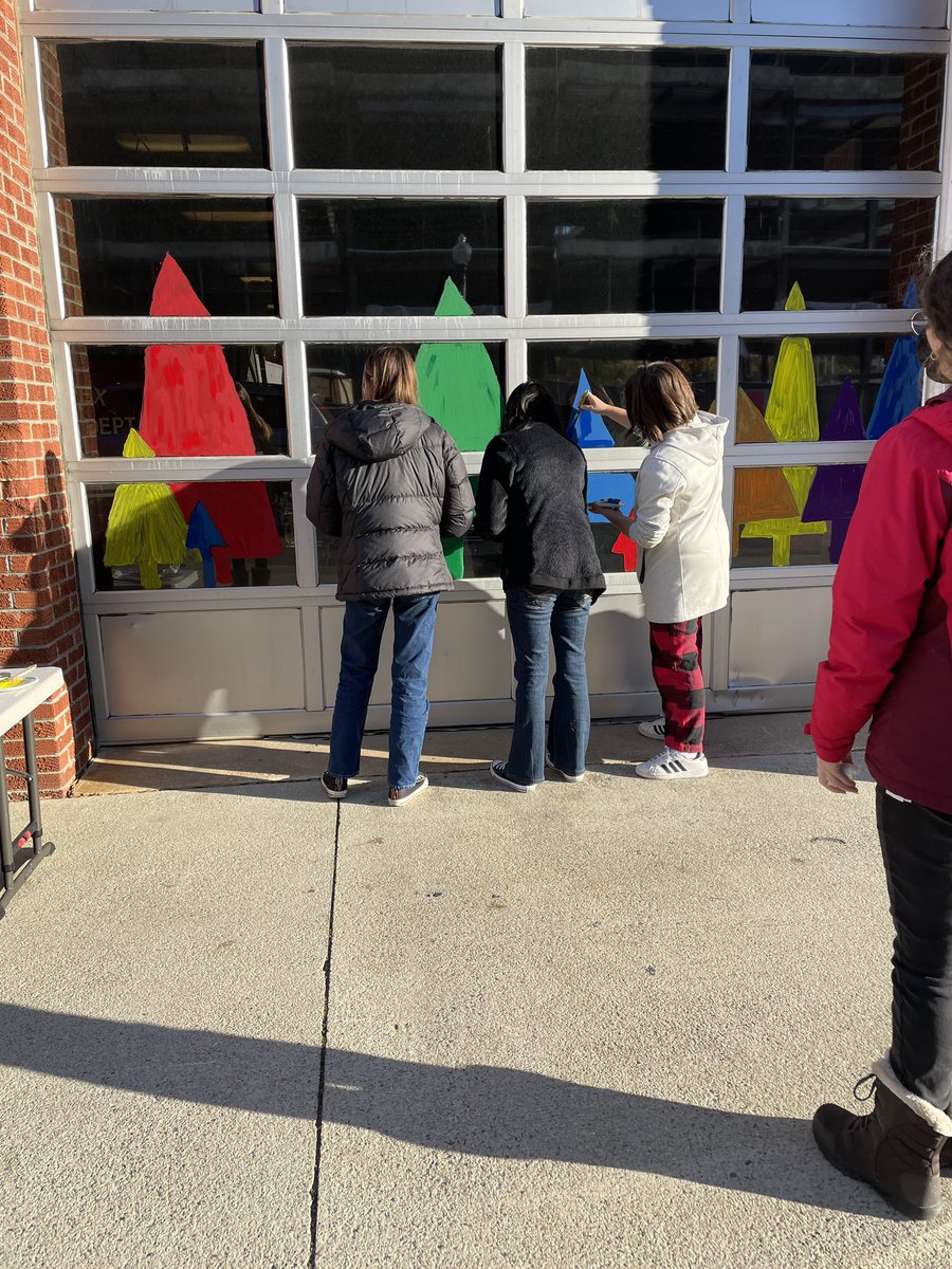 NAHS4AFHS's tweet photo. Amazing day of art out in the community!! We loved helping paint the fire station windows in downtown apex for the holidays! Thanks to everyone who came out to paint! #community #patriARTists @AFHSannounce @mattwight @JenCave_73 @ArtwithHarkins https://t.co/i5M1oyMIBJ