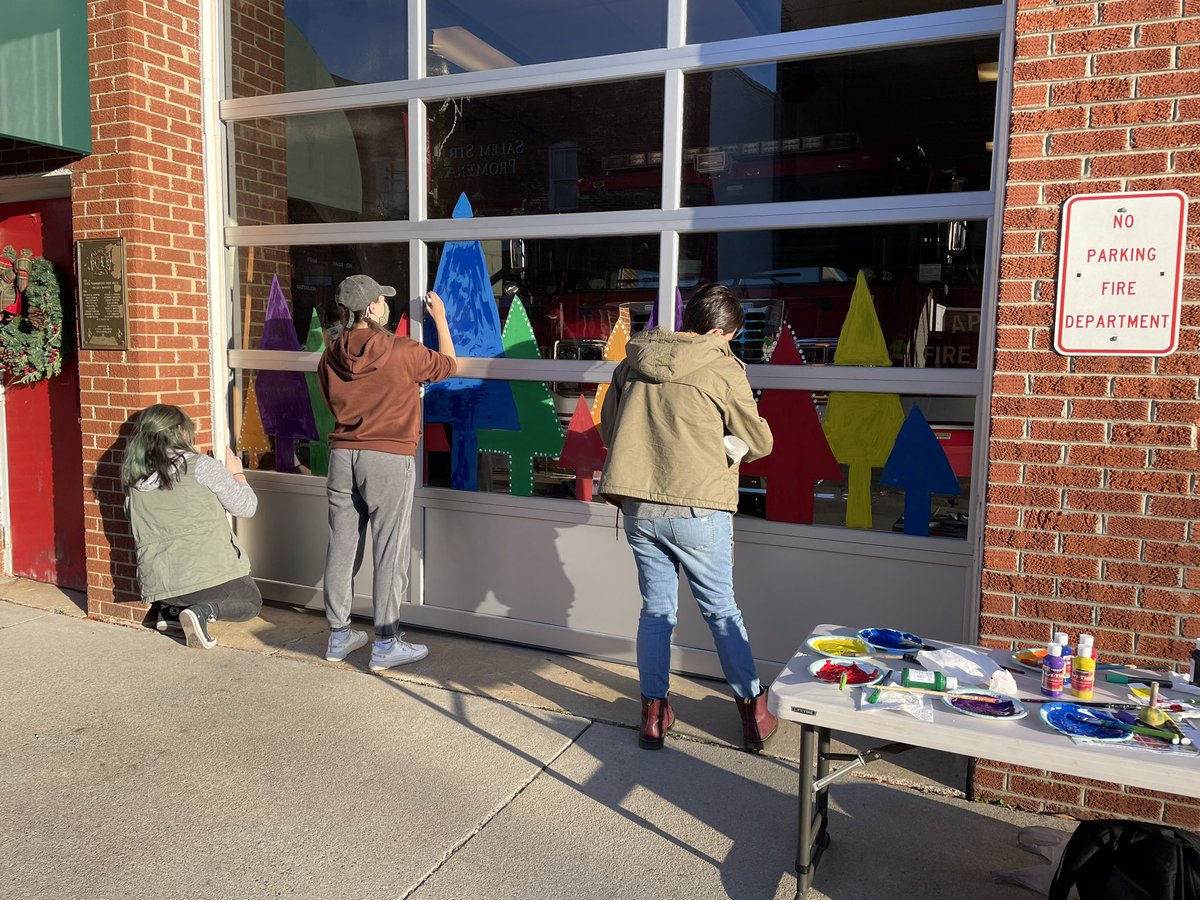 NAHS4AFHS's tweet photo. Amazing day of art out in the community!! We loved helping paint the fire station windows in downtown apex for the holidays! Thanks to everyone who came out to paint! #community #patriARTists @AFHSannounce @mattwight @JenCave_73 @ArtwithHarkins https://t.co/i5M1oyMIBJ