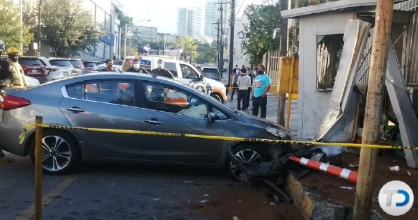 telediariomty's tweet photo. Conductor sufre ataque epiléptico y atropella a hombre de la tercera edad en Monterrey |Vía: @MirandaArias5 https://t.co/G92CVqqMNE https://t.co/BhOFUCKrkb