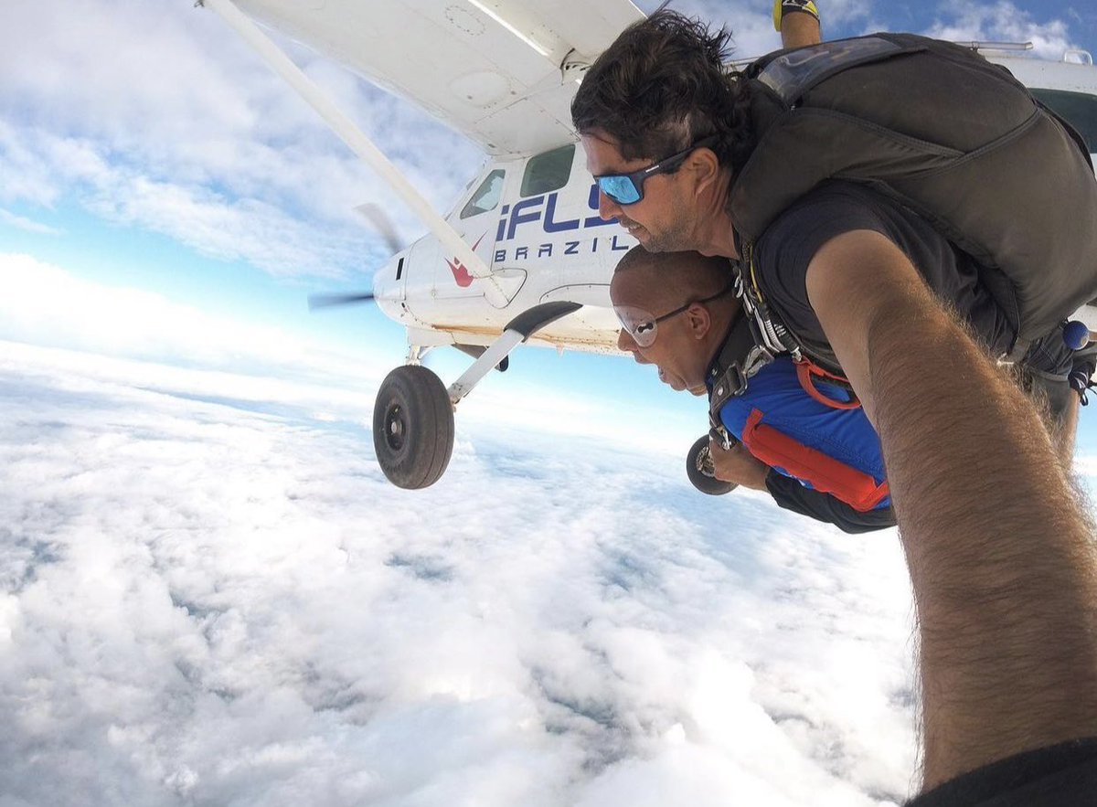 _alexlopes's tweet image. E lá vamos nós a mais de 13 mil pés de altitude. Queda livre com velocidade de 200 km/h em rota de colisão com a terra. #Aventura #Paraquedas #Paraquedismo 🪂🪂🪂