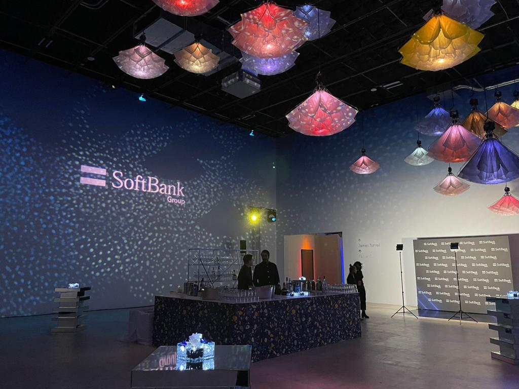 marceloclaure's tweet photo. Kicking off #MiamiArtWeek tonight with an amazing event co-hosted by @SoftBank @PaceGallery and @SuperblueArt.  The intersection between #art and #technology is remarkable - literally “the art of the possible”. https://t.co/6en0vVawgf