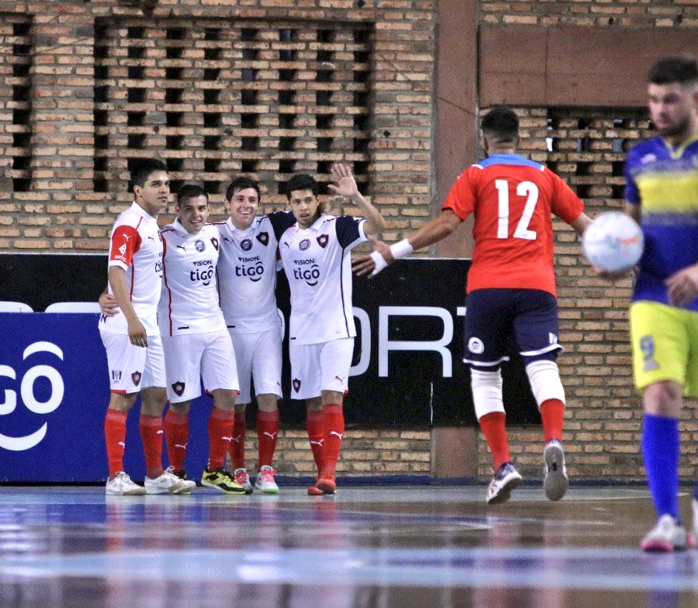 FutsalPrimeraPy's tweet photo. ✔⚽️ Sopló fuerte en la ida!!
En el primer partido por el título absoluto de la Liga Premium 2021, Cerro Porteño dio el primer paso al vencer por 5-3 a Sport Colonial y se acerca a su sexta estrella consecutiva.
#FutsalFIFA #LigaPremium2021 #FDPPY
📸 Prensa Futsal APF https://t.co/c6X1L9gnkw