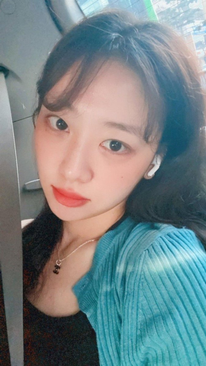 ChileOrbit's tweet photo. (1/2)
Actualización de #Yves en el fancafe ayer, celebrando los #4YearsWithYves ♥️🦢
@loonatheworld #LOONA #이달의소녀 https://t.co/9WpmA0mcYK