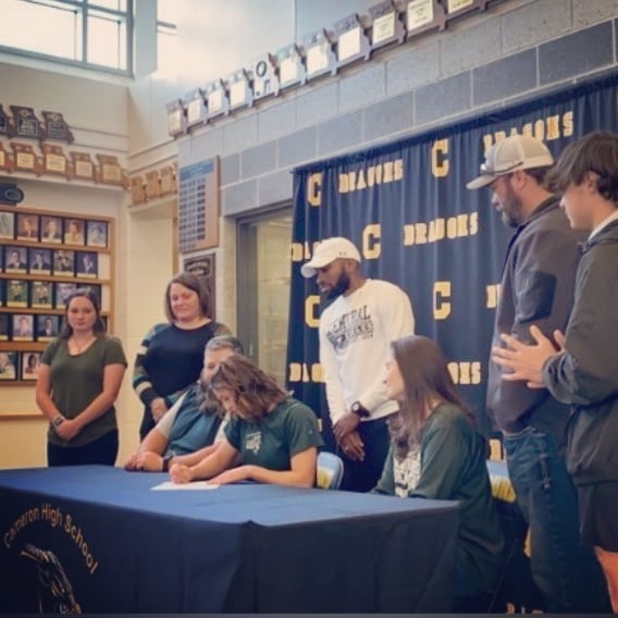 cmueaglesXCTF's tweet photo. Pen to Paper
🖋🖋🖋🖋
Natalie Garr (‘22)
Cameron HS
#ComeEarnYourWings
#CommitToCentral
🟢⚪🦅🟢🟢⚪🦅 https://t.co/7BZv9LfD1J