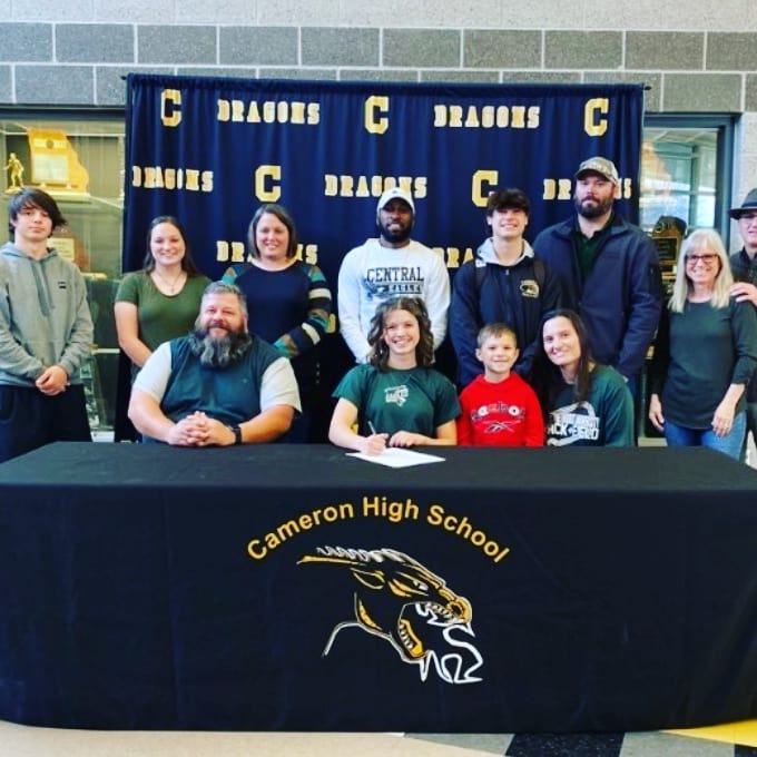 cmueaglesXCTF's tweet photo. Pen to Paper
🖋🖋🖋🖋
Natalie Garr (‘22)
Cameron HS
#ComeEarnYourWings
#CommitToCentral
🟢⚪🦅🟢🟢⚪🦅 https://t.co/7BZv9LfD1J