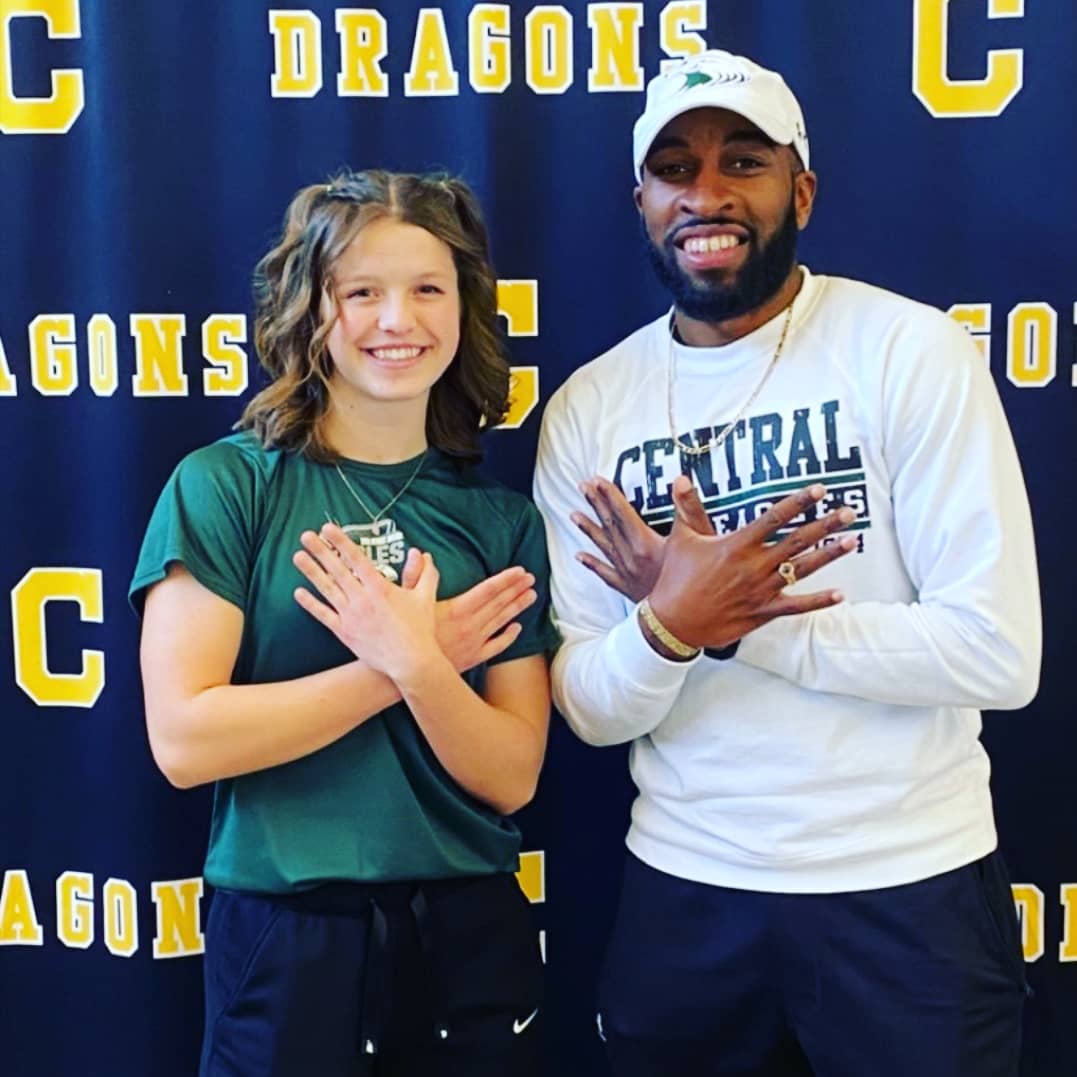 cmueaglesXCTF's tweet photo. Pen to Paper
🖋🖋🖋🖋
Natalie Garr (‘22)
Cameron HS
#ComeEarnYourWings
#CommitToCentral
🟢⚪🦅🟢🟢⚪🦅 https://t.co/7BZv9LfD1J
